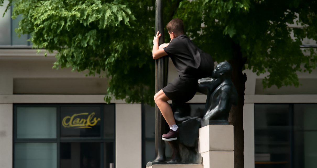 Tânăr surprins în timp ce escalada o statuie în Piața Lucian Blaga din Cluj: sancționat de poliție