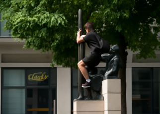 Tânăr surprins în timp ce escalada o statuie în Piața Lucian Blaga din Cluj: sancționat de poliție