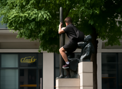 Tânăr surprins în timp ce escalada o statuie în Piața Lucian Blaga din Cluj: sancționat de poliție