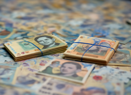 Românii pot investi din nou în titluri de stat: Dobânzi atractive și detalii complete
